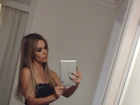 Robertha Portella faz 'selfie' e mostra cinturinha