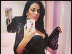 Solange Gomes posa de lingerie e avisa: 'Só falta um namorado'