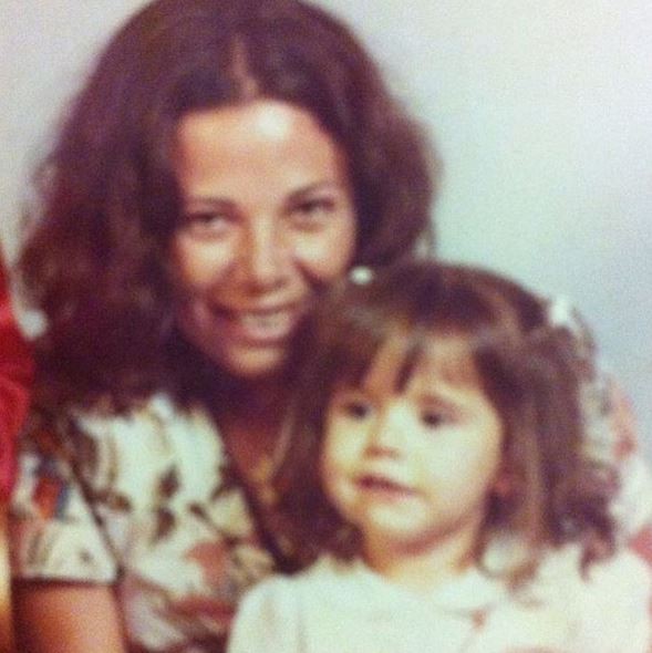 Deborah Secco em foto antiga com a mãe (Foto: Reprodução/Instagram)