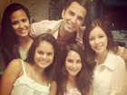 Em família, Latino posta foto ao lado das filhas