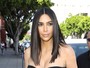 Kim Kardashian usa look tomara que caia e chama atenção por boa forma