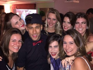 Neymar fotografa com convidadas na festa de Marina Ruy Barbosa e Luma Costa (Foto: reprodução/instagram)