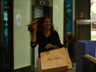 Sozinha, Nívea Stelmann faz compras em shopping no Rio