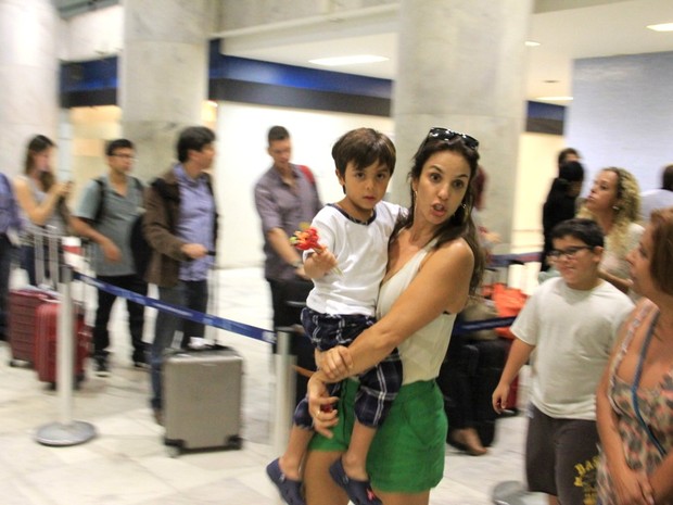 Ivete Sangalo e o filho, Marcelo, em aeroporto no Rio (Foto: Delson Silva/ Ag. News)