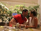 Depois de trocarem beijos, ex-BBBs Marcelo e Natalia jantam juntos