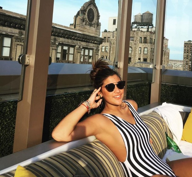 Giulia Costa tirando onda no hotel em que está hospedada (Foto: Reprodução/Instagram)