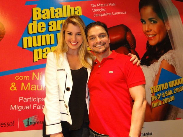 Ex-BBB Fernanda posa com o ator da peça, Maurício Machado (Foto: Eduardo Cardoso/Agência Infoco News/Divulgação)
