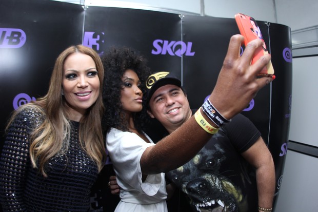 Solange Almeida, Erika Januzza e Xand nos bastidores de show em Goiânia (Foto: Divulgação)