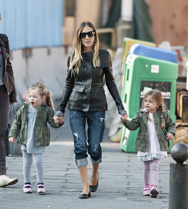 Sarah Jessica Parker com as filhas Marion e Tabitha em Nova York, nos Estados Unidos (Foto: Splash News/ Agência)
