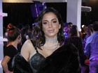 De lingerie e casaco de pele, Anitta rouba a cena em premiação