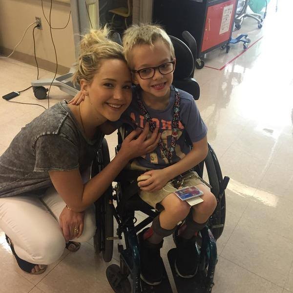Jennifer Lawrence visita hospital infantil no Canadá (Foto: Facebook / Reprodução)