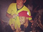 Neymar faz Schweinsteiger vestir camisa da Seleção autografada