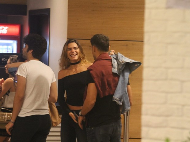 Cauã Reymond e a namorada, Mariana Goldfarb, em shopping em São Conrado, Zona Sul do Rio (Foto: Daniel Delmiro/ Ag. News)