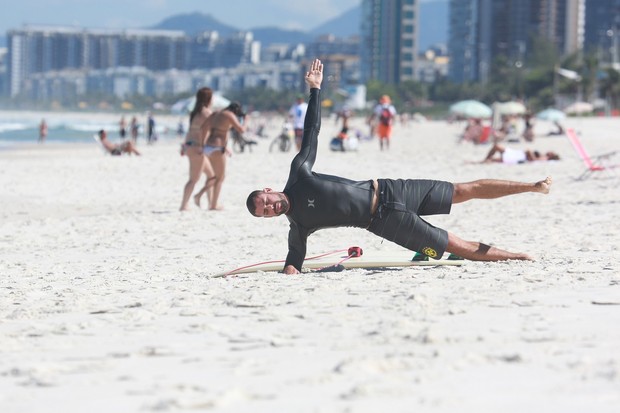 Cauã Reymond surfando na praia da Barra da Tijuca, RJ (Foto: Dilson Silva / Agnews)