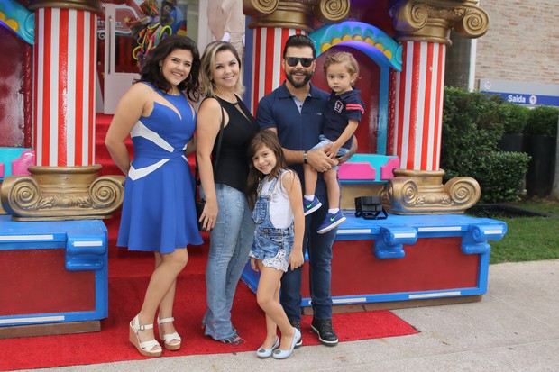 Sertanejo Marcos com a família (Foto: Thiago Duran/AgNews)