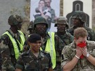 Príncipe Harry sua a camisa em treinamento militar na Jamaica