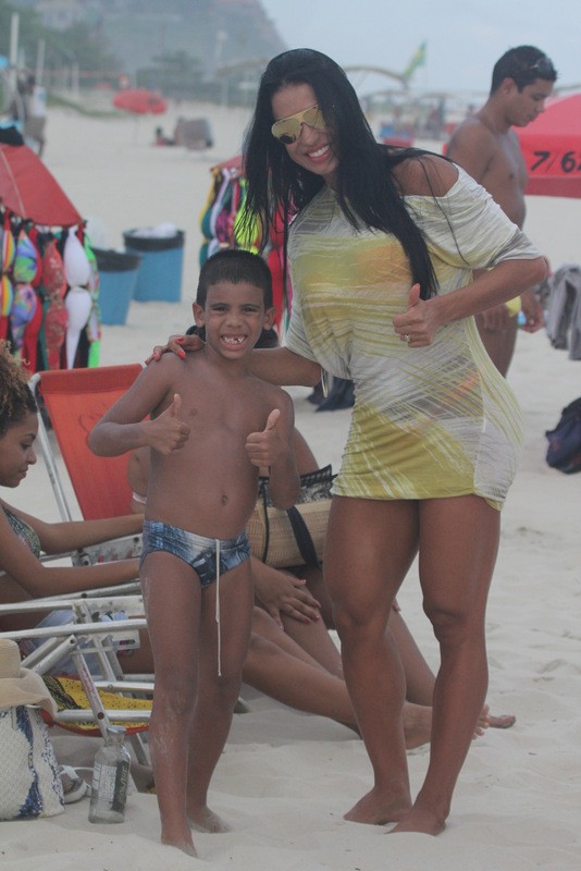 Gracyanne Barbosa na praia da Barra (Foto: Fabio Martins e Gabriel Rangel / AgNews)