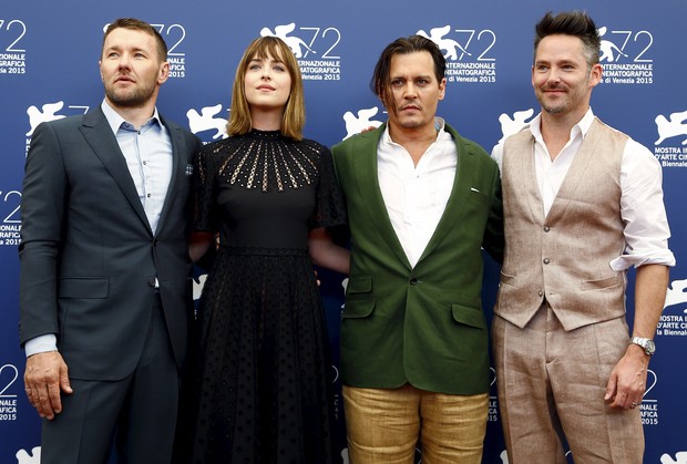 Joel Edgerton, Dakota Johnson, Johnny Depp e o diretor Scott Cooper no Festival de Veneza (Foto: Reuters)