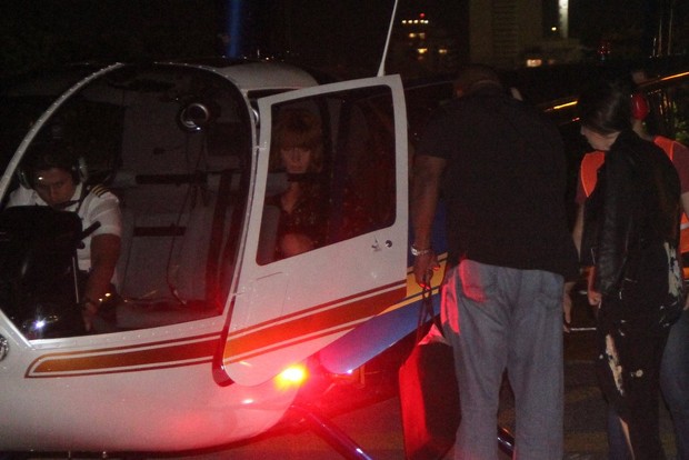  Florence Welch embarca no heliponto na Lagoa Rodrigo de Freitas (Foto: Rodrigo dos Anjos / AgNews)