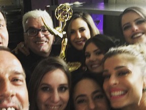 Walcyr Carrasco comemora com atores prêmio no Emmy Internacional em Nova York, nos Estados Unidos (Foto: Instagram/ Reprodução)