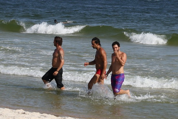 Thiago Rodrigues na praia da Barra (Foto: Fabio Moreno e Johnson Parraguez / Foto Rio News)