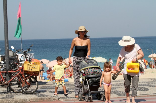 Virna e seu filho na praia do Leblon, RJ (Foto: Wallace Barbosa/AgNews)