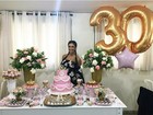 Ex-BBB Amanda Djehdian festeja 
seus 30 anos com bolo de princesa