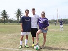 Danielle Winits confere partida de futebol do namorado no Rio
