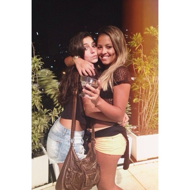 Danielle Favatto, filha do ex-jogador Romário, posa com amiga (Foto: Instagram/ Reprodução)