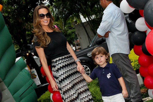 Melissa Wilman com o filho Pietro (Foto: Manuela Scarpa/Foto Rio News)