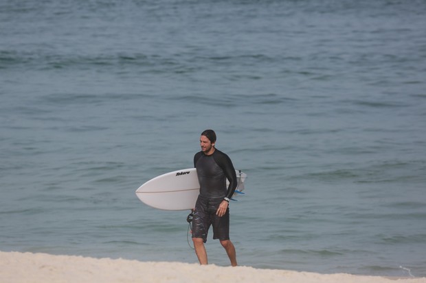 Vladimir Brichta surfa na praia da Barra (Foto: Dilson Silva / Agnews)