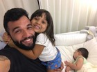 Jonathan Costa posta foto com os filhos: 'Papai ama vocês'
