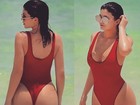 Kylie Jenner mostra boa forma de maiô, em fotos frente e verso
