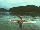 De biquíni, Rafaella Santos posa com prancha de surfe