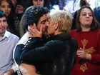 Em gravação do 'Altas horas', Xuxa beija muito o namorado Junno
