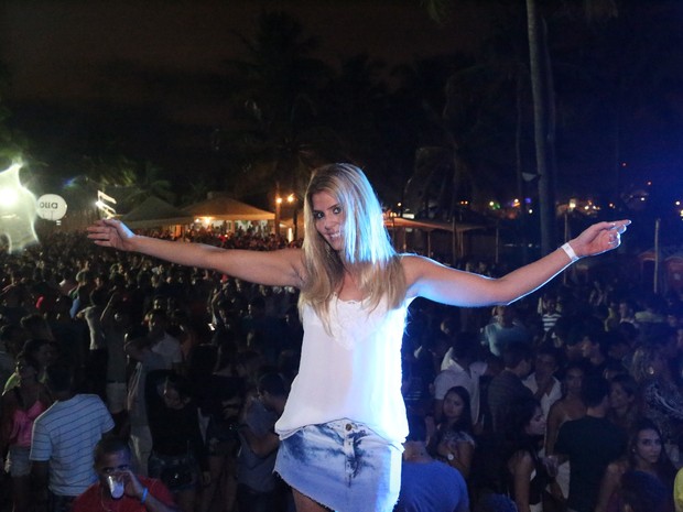 Ex-BBB Marcela se diverte em show em Maceió (Foto: Fred Pontes/ Divulgação)