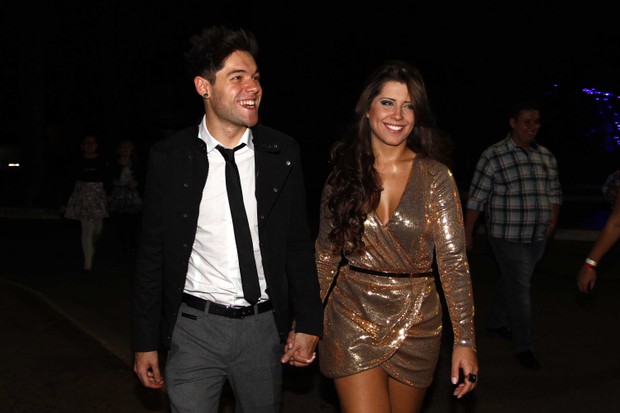 Nasser e Andressa chegam sorridentes para show de Fábio Jr., em São Paulo (Foto: Paduardo/Ag News)
