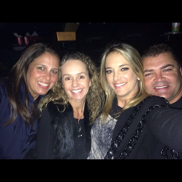 Ticiane Pinheiro com amigos em cinema em São Paulo (Foto: Instagram/ Reprodução)