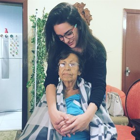 Kéfera com a tia Zila (Foto: Reprodução / Instagram)