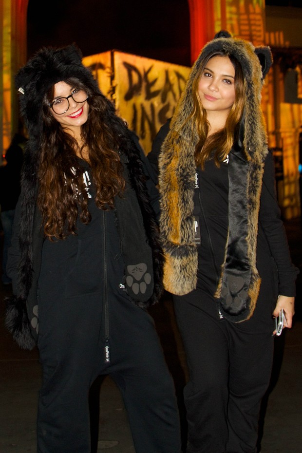 Vanessa Hudgens e a irmã Stella Hudgens no Halloween Horror Nights em Los Angeles (Foto: AKM-GSI BRASIL / Splash News)