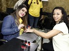 Preta Gil comemora Dia da Manicure em salões de beleza do Rio