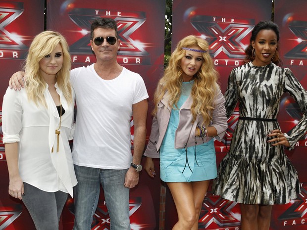 Demi Lovato, Simon Cowell, Paulina Rubio e Kelly Rowland em evento para promover a nova temporada do &#39;The X Factor&#39; em Los Angeles, nos EUA (Foto: Fred Prouser/ Reuters)