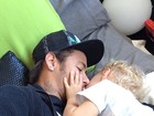 Momento fofo: Neymar faz chamego no filho e posta na rede