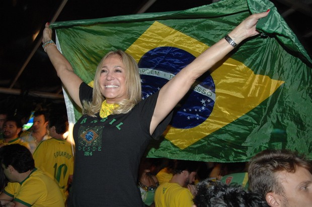 Susana Vieira assistindo ao jogo do Brasil em SP (Foto: Augusto Mestieri / Divulgação)