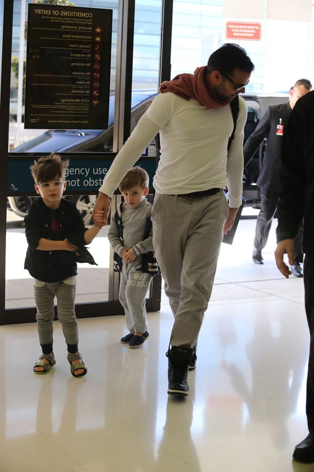 Ricky Martin com os filhos (Foto: Agência/ Splash News)