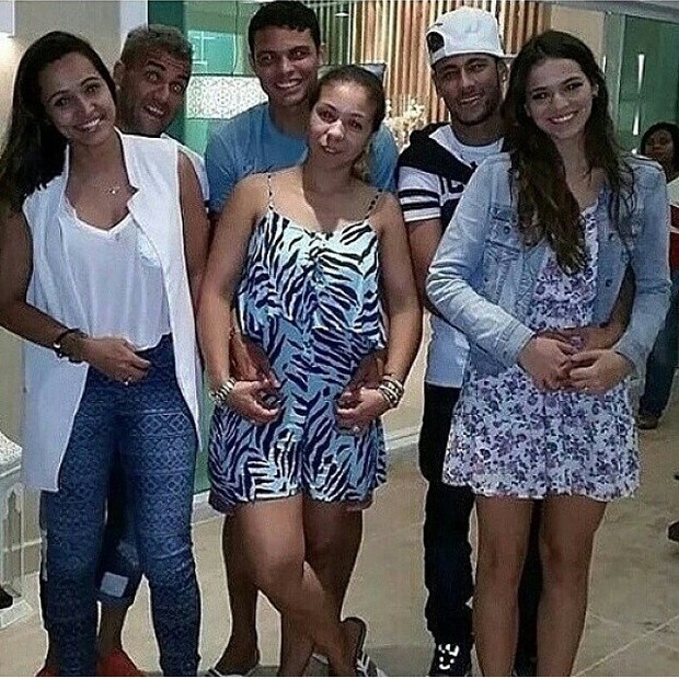 Daniel Alves, Thiago Silva e Neymar com Bruna Marquezine (Foto: Instagram / Reprodução)