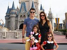 Rodrigo Faro comanda a bagunça com as filhas durante viagem de férias