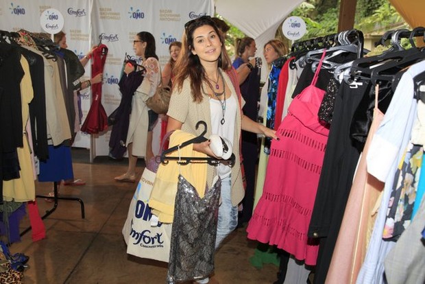 Fernanda Paes Leme fazendo compras no bazar de Giovanna Antonelli (Foto:  Alex Palarea e Francisco Silva / AgNews)