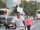 Ronaldo passeia de bicileta em orla do Rio