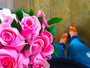 Ah, o amor! Marina Ruy Barbosa posta foto segurando buquê de flores